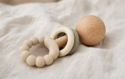 Hochet bébé, un accessoire indispensable dès la naissance de votre enfant